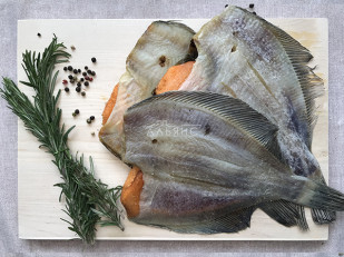 Рыцарское мясо индейка: Камбала камчатская вяленая с икрой