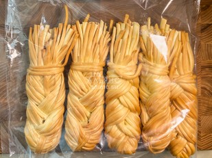 Ведро Ржаные гренки со вкусом Салями (1 кг): Сырный продукт ФЕРМЕРСКИЙ коса копченая